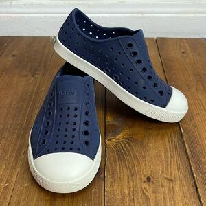 Native shoes toddler size 10 Jefferson style navy blue foam shoes